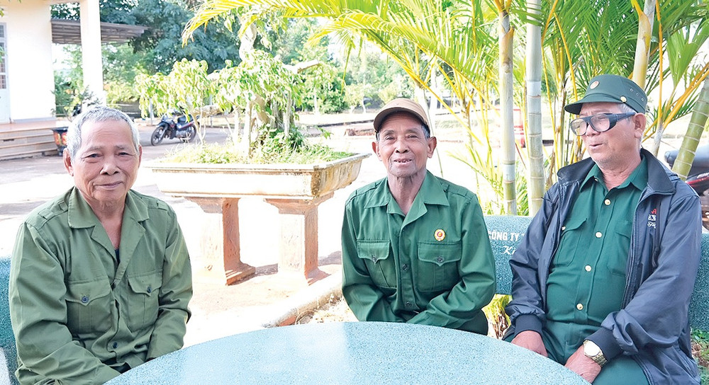 Từ trái sang: các cựu chiến binh Ksor Doen, Rơ Lan Hlẽm và Rơ Châm Djơn. Ảnh: M.C ky-uc-thang-ba-dd.jpg
