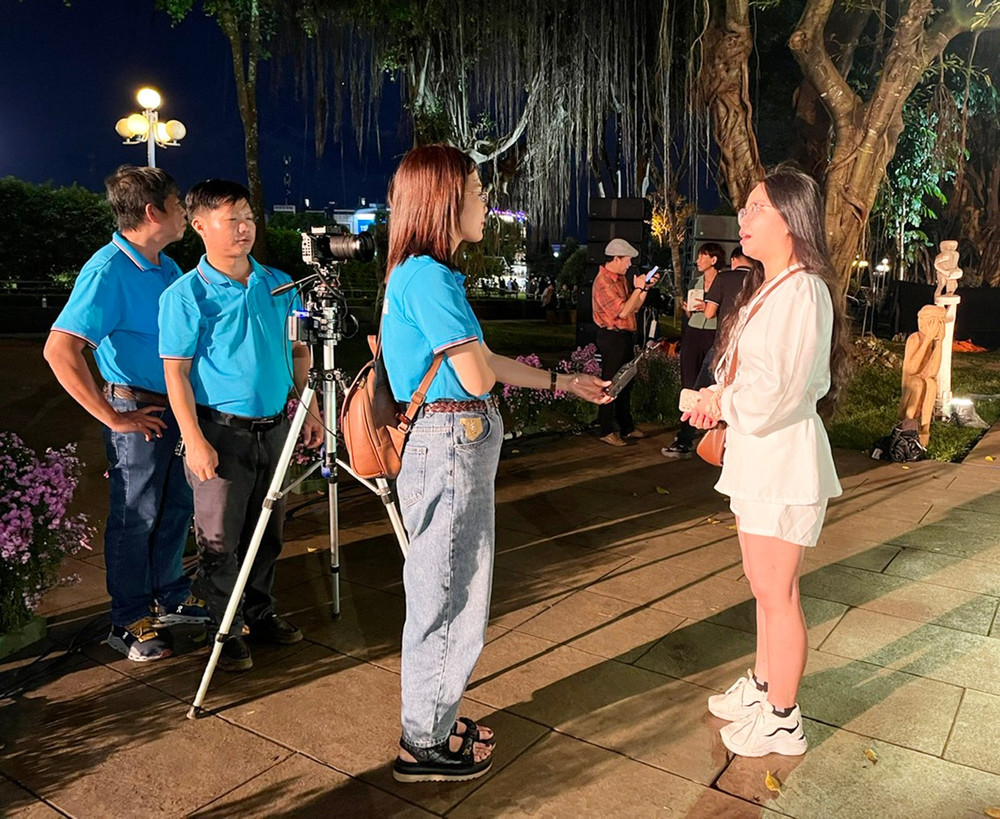 Phóng viên Báo Gia Lai tác nghiệp tại hiện trường. Ảnh: Phương Vi 22-anh-tac-nghiep-anh-phuong-vi.jpg