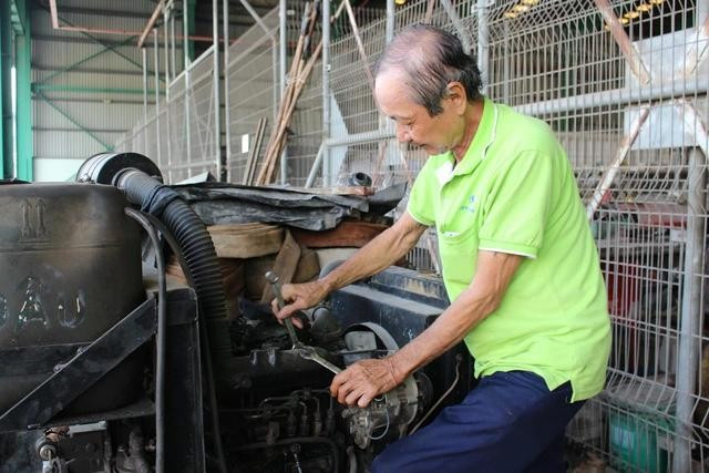 Cụ Võ Văn Hộ đang sửa chữa một chiếc máy trong công xưởng, đó là công việc phù hợp đối với tay nghề của cụ ông U.70 này. ẢNH: QUANG VIÊN Cụ Võ Văn Hộ đang sửa chữa một chiếc máy trong công xưởng, đó là công việc phù hợp đối với tay nghề của cụ ông U.70 này. ẢNH: QUANG VIÊN