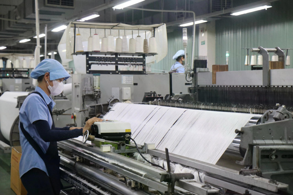 Công nhân sản xuất trong nhà máy của Công ty CP dệt may đầu tư thương mại Thành Công (TP.HCM). ẢNH: THÚY LIỄU 2vieclamxanh.jpg