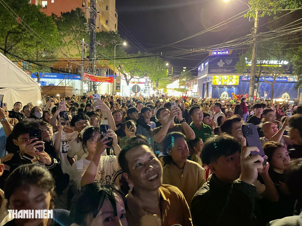 Hàng ngàn người theo dõi "bữa tiệc" ánh sáng tại Buôn Ma Thuột Hàng ngàn người theo dõi "bữa tiệc" ánh sáng tại Buôn Ma Thuột