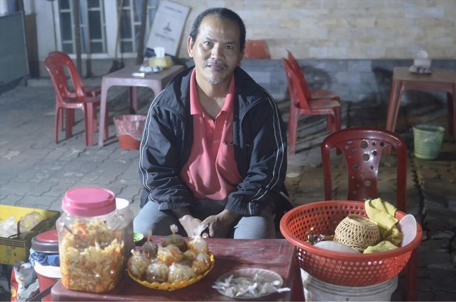 Bên gánh vịt lột lúc nửa khuya về sáng, ông Phú vẫn vui vẻ vì công việc này giúp ông nuôi sống gia đình và lo cho các con ăn học. Ảnh: Minh Hiền 4pho.jpg
