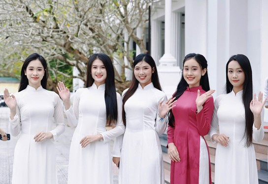 Sinh viên ĐH Huế tham dự ngày hội tuyển sinh Hoa hậu Việt Nam 2025 tại TP Huế (Ảnh: DUY NAM) cuocthihoahau.jpg