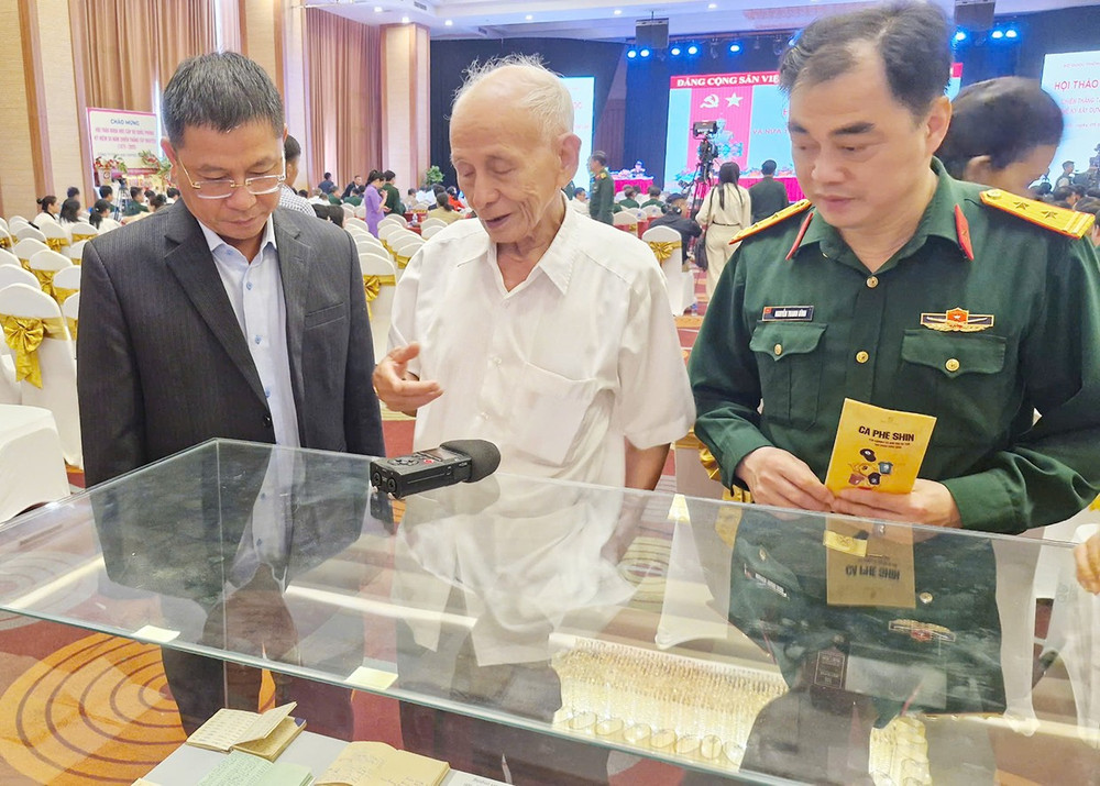 Nhiều người theo dõi các kỷ vật về Chiến thắng Tây Nguyên. Ảnh: V.H 2vh.jpg