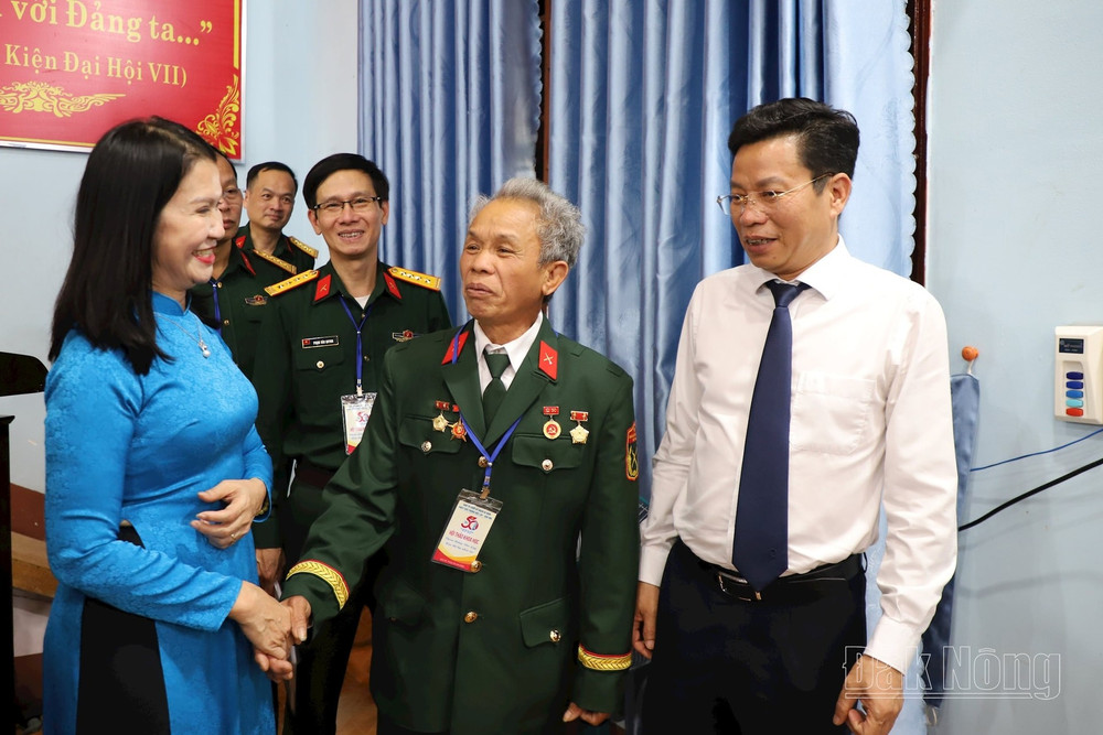 Ông Nguyễn Văn Thí gặp gỡ lãnh đạo tỉnh Đắk Nông tại Hội thảo khoa học cấp tỉnh Chiến thắng Đức Lập- Nửa thế kỷ nhìn lại 2aa.jpg