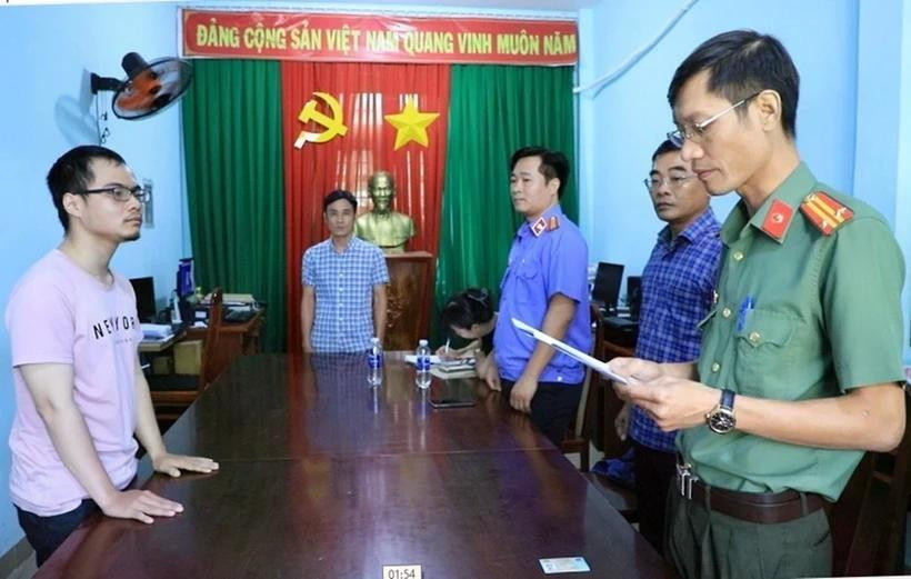 Cơ quan An ninh điều tra Công an tỉnh Đồng Nai thi hành lệnh bắt tạm giam bị can Quách Gia Khang. (Ảnh: TTXVN phát) cong-an-dong-naiddd.jpg