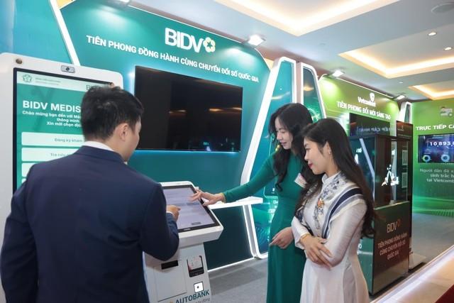 Khách hàng trải nghiệm máy giao dịch Ngân hàng tự động BIDV AutoBank bằng CCCD gắn chip Khách hàng trải nghiệm máy giao dịch Ngân hàng tự động BIDV AutoBank bằng CCCD gắn chip
