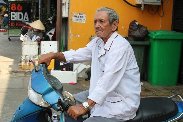 Cụ "Sơn lai" mỏi mắt đợi khách để kiếm một cuốc xe vài chục nghìn đồng. ẢNH: QUANG VIÊN Cụ "Sơn lai" mỏi mắt đợi khách để kiếm một cuốc xe vài chục nghìn đồng. ẢNH: QUANG VIÊN