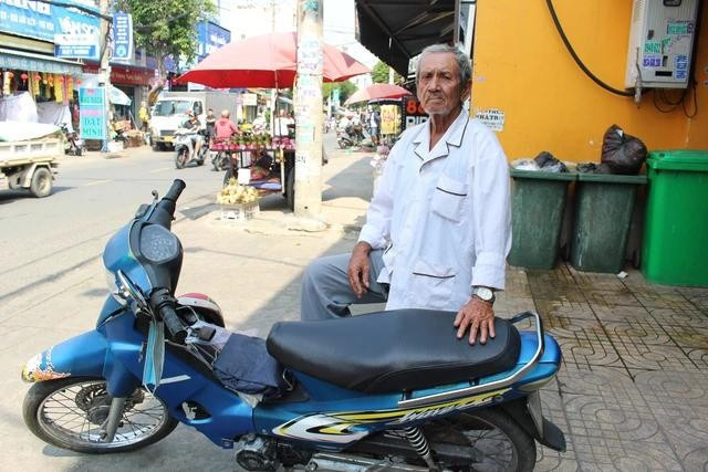 Từ sáng đến trưa mà cụ Sơn chưa có cuốc xe nào nên chuẩn bị lên xe về nhà. ẢNH: QUANG VIÊN Từ sáng đến trưa mà cụ Sơn chưa có cuốc xe nào nên chuẩn bị lên xe về nhà. ẢNH: QUANG VIÊN