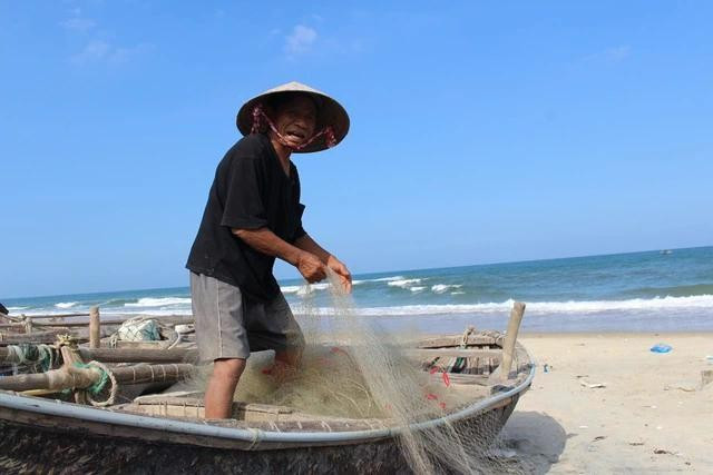 Ngư dân hàng lão như cụ Thắng vẫn còn đi biển kiếm tiền lo cho gia đình. ẢNH: QUANG VIÊN Ngư dân hàng lão như cụ Thắng vẫn còn đi biển kiếm tiền lo cho gia đình. ẢNH: QUANG VIÊN