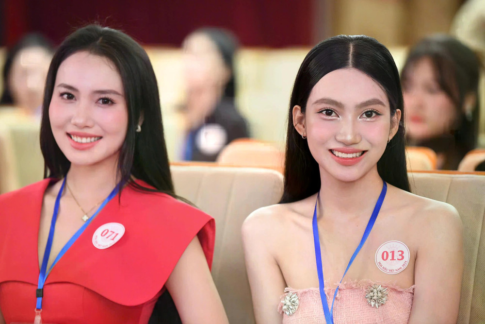 Một số người đẹp lần đầu trải qua đo nhân trắc học khi tham gia cuộc thi nhan sắc. Theo ban tổ chức, thí sinh đã can thiệp thẩm mỹ kể cả ở mức độ vừa và nhỏ cũng không đủ điều kiện đi tiếp. ẢNH: BTC Một số người đẹp lần đầu trải qua đo nhân trắc học khi tham gia cuộc thi nhan sắc. Theo ban tổ chức, thí sinh đã can thiệp thẩm mỹ kể cả ở mức độ vừa và nhỏ cũng không đủ điều kiện đi tiếp. ẢNH: BTC