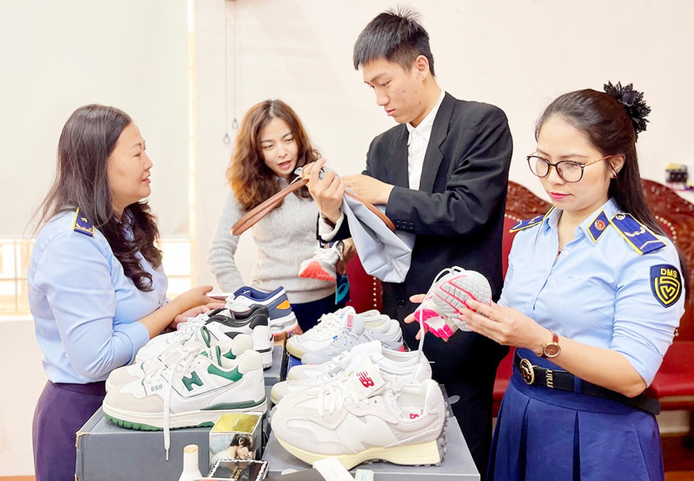 Chi cục Quản lý thị trường tỉnh phối hợp với Công ty TNHH Sở hữu Trí tuệ S&O (TP. Hồ Chí Minh) tập huấn phân biệt hàng thật-hàng giả. Ảnh: V.T 1vt.jpg