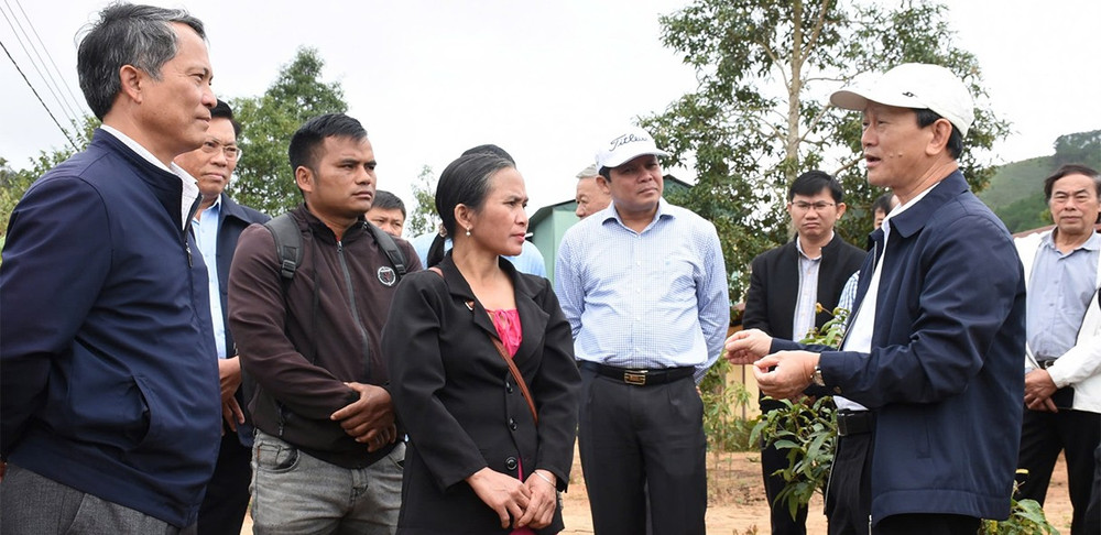 Đồng chí Dương Văn Trang- Ủy viên Trung ương Đảng, Bí thư Tỉnh ủy, Chủ tịch HĐND tỉnh thăm mô hình sản xuất rau xứ lạnh Kon Vơng Kia của HTX Rau xứ lạnh Măng Đen (thị trấn Măng Đen, huyện Kon Plông). Ảnh: PHÚC NGUYÊN vang-mai-hao-khi.jpg
