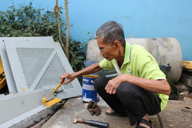 Cụ Huỳnh Văn Hai luôn luôn say mê với công việc sơn máy móc, thiết bị trong công xưởng vì công việc này phù hợp tay nghề và đem lại thu nhập rất khá. ẢNH: QUANG VIÊN Cụ Huỳnh Văn Hai luôn luôn say mê với công việc sơn máy móc, thiết bị trong công xưởng vì công việc này phù hợp tay nghề và đem lại thu nhập rất khá. ẢNH: QUANG VIÊN