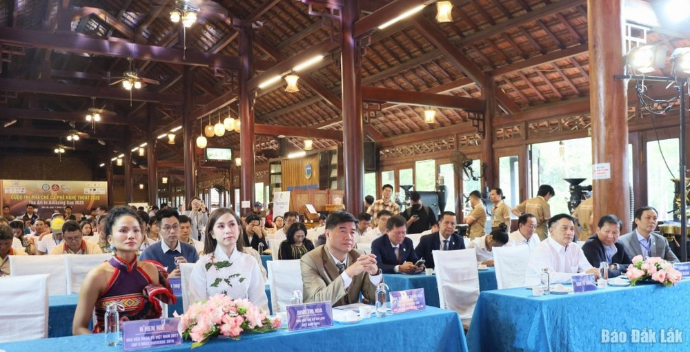 Các đại biểu tham dự buổi khai mạc. 2cuocthi.jpg
