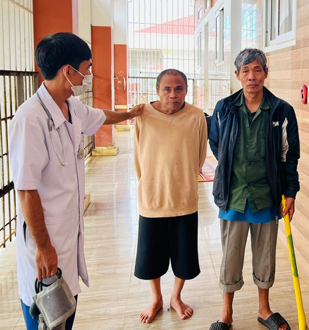 Ngoài công việc điều trị cho bệnh nhân theo trị liệu của Bệnh viện tâm thần kinh tỉnh, hàng ngày, Điều dưỡng viên Đỗ Văn Bằng dành hết tình yêu thương sẻ chia với người bệnh. Ảnh: Đinh Yến 22.jpg