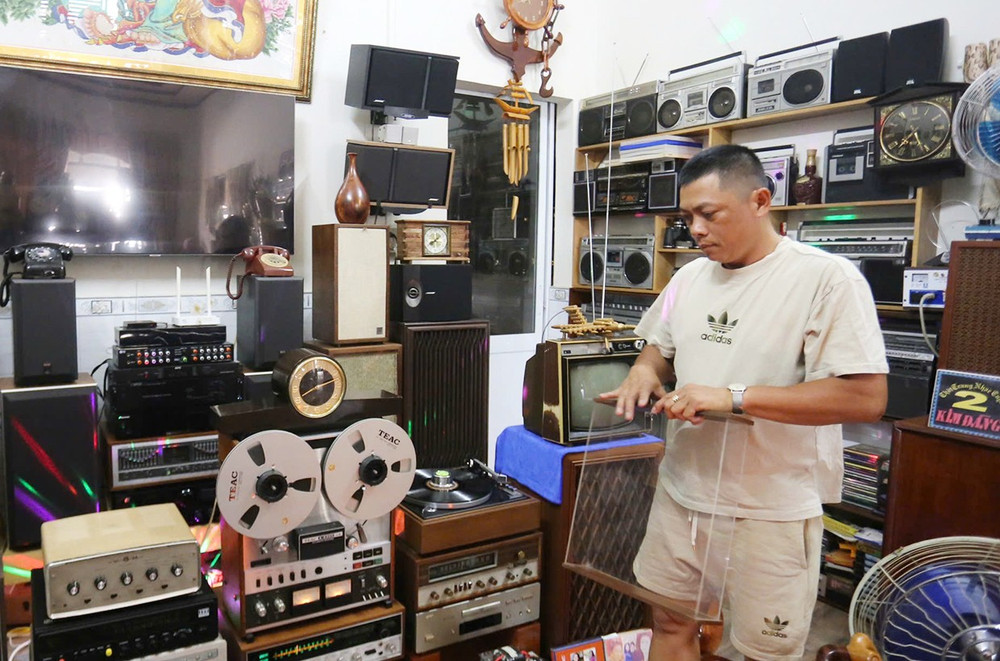 Anh Trần Duy Quang bên bộ sưu tập đồ cũ của mình. Ảnh: L.V.N 1vn.jpg