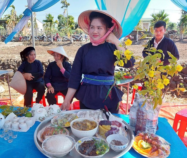 Người dân giới thiệu về các món ăn truyền thống. Người dân giới thiệu về các món ăn truyền thống.
