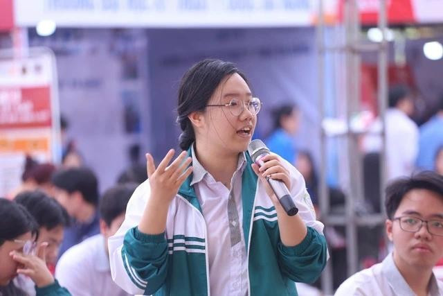 Học sinh lớp 12 tỉnh Quảng Bình nêu nhiều thắc mắc về việc xét tuyển ĐH và ngành nghề tại chương trình Tư vấn mùa thi của Báo Thanh Niên, diễn ra tại tỉnh này cuối tuần qua. ẢNH: LÊ HOÀI NHÂN Học sinh lớp 12 tỉnh Quảng Bình nêu nhiều thắc mắc về việc xét tuyển ĐH và ngành nghề tại chương trình Tư vấn mùa thi của Báo Thanh Niên, diễn ra tại tỉnh này cuối tuần qua. ẢNH: LÊ HOÀI NHÂN