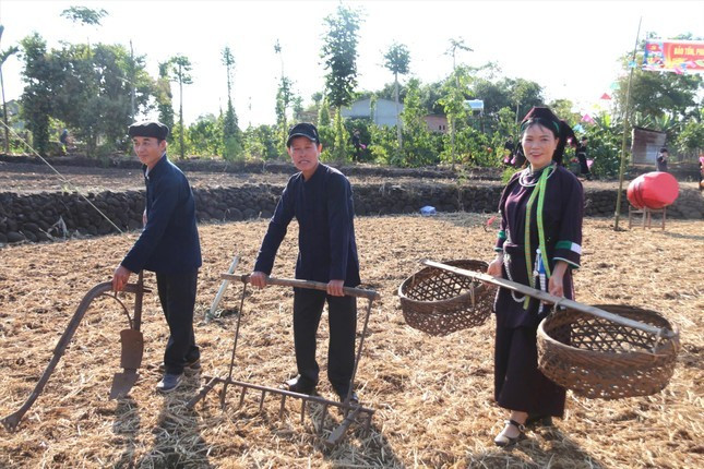 Lễ hội Lồng tồng là dịp bà con Tày, Nùng cầu mong mùa màng bội thu, mưa thuận gió hoà. Lễ hội Lồng tồng là dịp bà con Tày, Nùng cầu mong mùa màng bội thu, mưa thuận gió hoà.