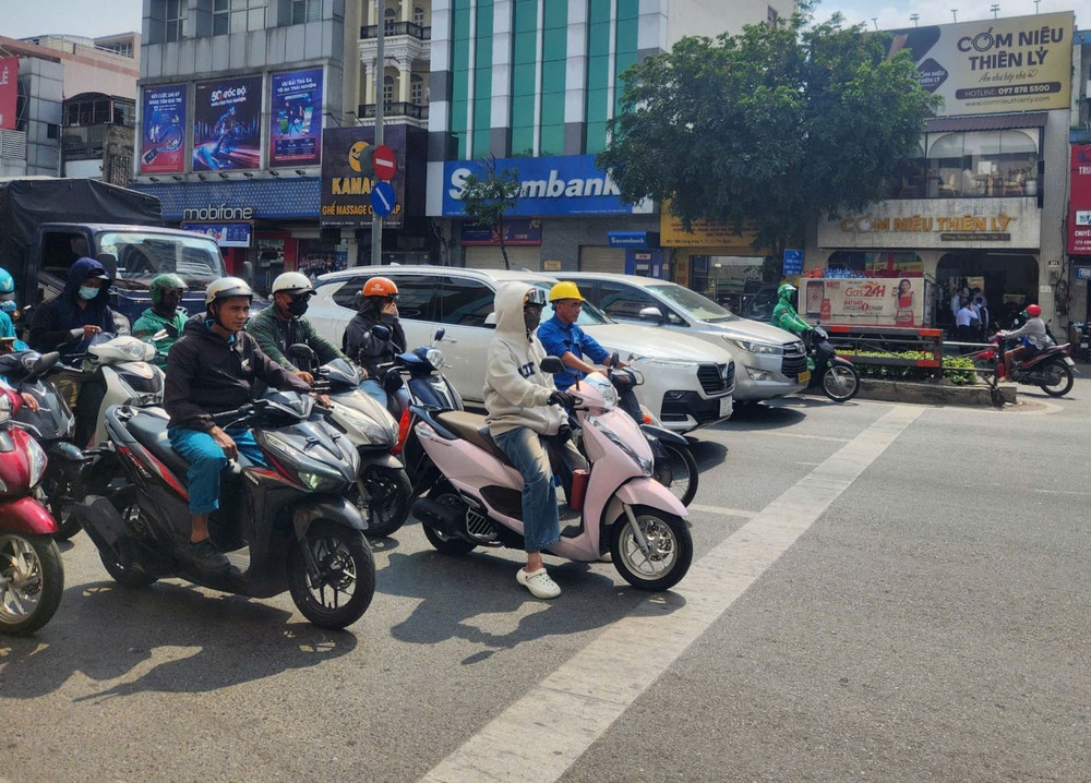 Chú thích ảnh Lòng đường hẹp nhưng lượng phương tiện cá nhân cao nên tình trạng ùn tắc giao thông vẫn xảy ra tại TP Hồ Chí Minh. 2nghidinh.jpg