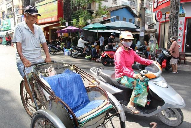 Từ sáng đến trưa, cụ Chiêu chưa có cuốc xe nào nên đành buồn bã đạp xe về. ẢNH: QUANG VIÊN Từ sáng đến trưa, cụ Chiêu chưa có cuốc xe nào nên đành buồn bã đạp xe về. ẢNH: QUANG VIÊN