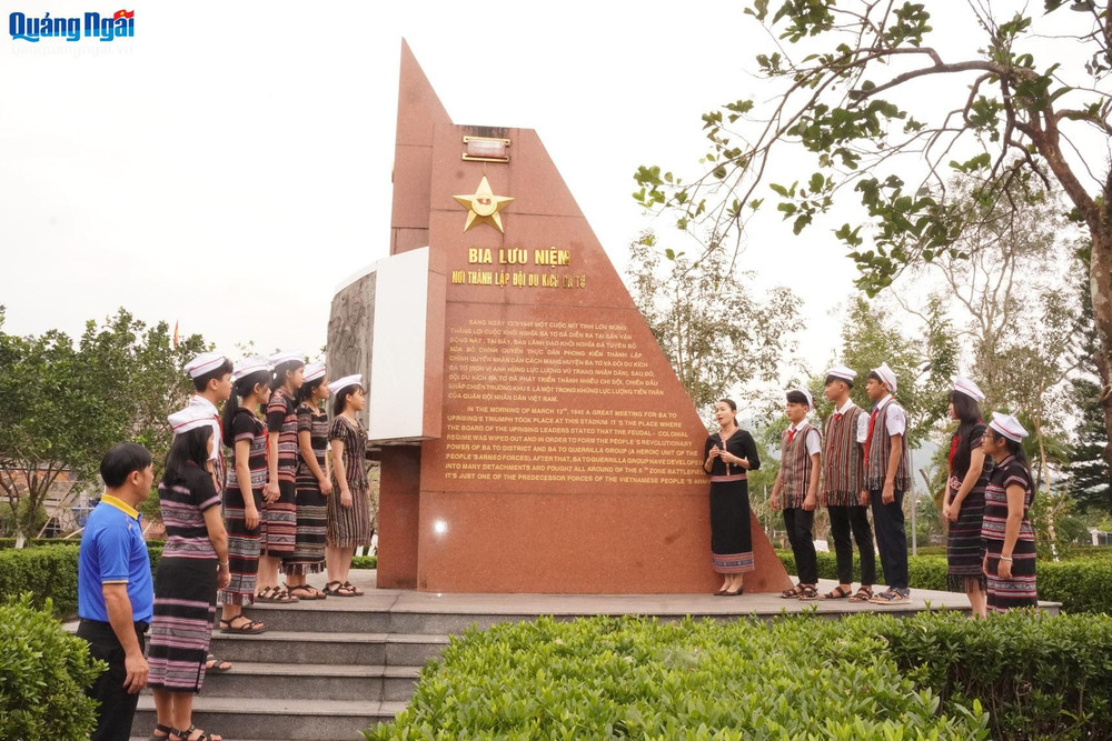 Học sinh tham quan Bia lưu niệm nơi thành lập Đội du kích Ba Tơ. 13afuu.jpg