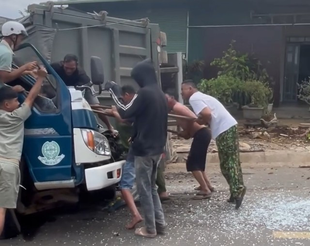 Người dân cạy ca-bin đưa nạn nhân ra ngoài Người dân cạy ca-bin đưa nạn nhân ra ngoài