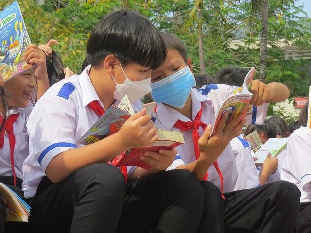 Học sinh Trường THCS Phổ Thạnh hào hứng với những trang sách hay. Ảnh: Trang Thy Học sinh Trường THCS Phổ Thạnh hào hứng với những trang sách hay. Ảnh: Trang Thy