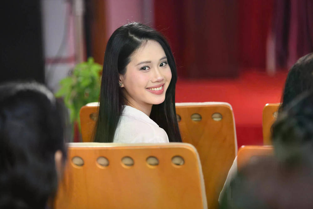 Diệu Huyền chia sẻ cô vui vì điều này nhưng sẽ cố gắng thể hiện bản thân để mọi người biết đến cá tính, con người mình thay vì chỉ được nhớ đến là "cô gái giống Đỗ Thị Hà". Cô đặt mục tiêu vào top 5 Hoa hậu Việt Nam 2024. ẢNH: BTC Diệu Huyền chia sẻ cô vui vì điều này nhưng sẽ cố gắng thể hiện bản thân để mọi người biết đến cá tính, con người mình thay vì chỉ được nhớ đến là "cô gái giống Đỗ Thị Hà". Cô đặt mục tiêu vào top 5 Hoa hậu Việt Nam 2024. ẢNH: BTC