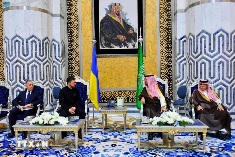Tổng thống Ukraine Volodymyr Zelensky (thứ hai, trái) tại sân bay King Abdulaziz ở Jeddah (Saudi Arabia) ngày 10/3/2025. (Ảnh: THX/TTXVN) dam-phan.jpg