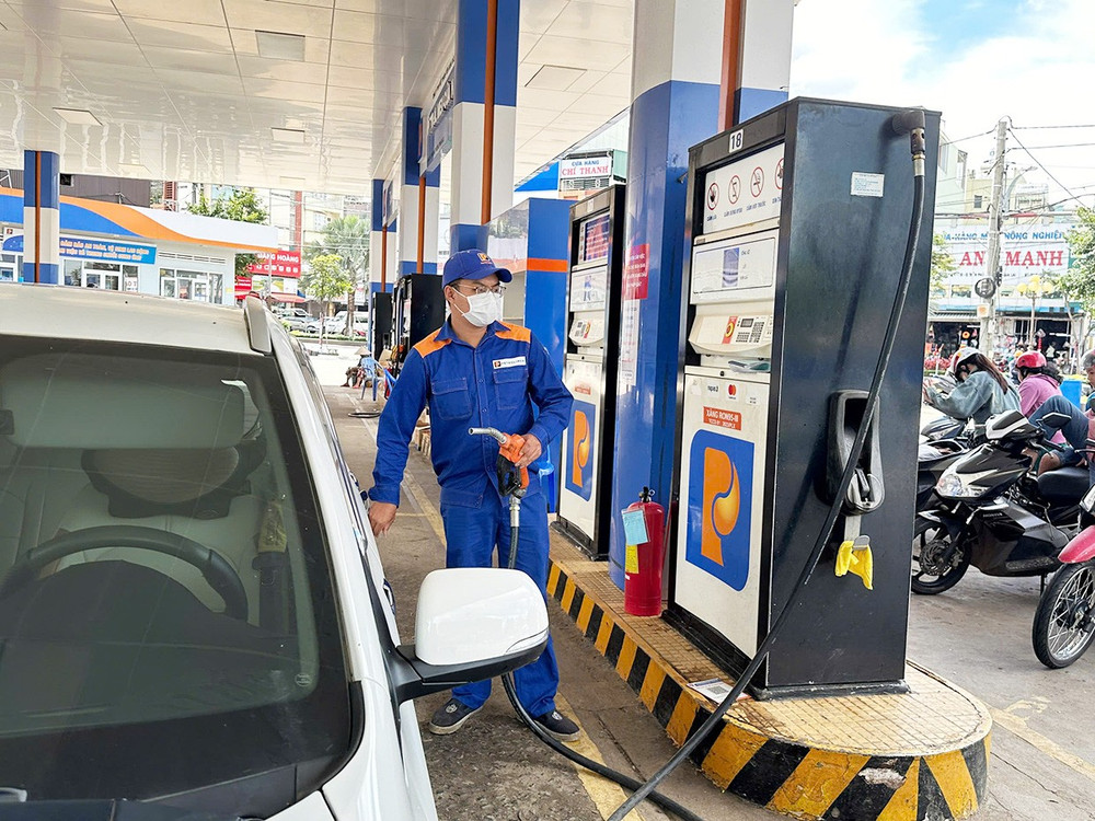 Thông tư số 18/2025/TT-BCT quy định thương nhân phải báo cáo tình hình sử dụng kho xăng dầu. Ảnh: G.B 11x.jpg