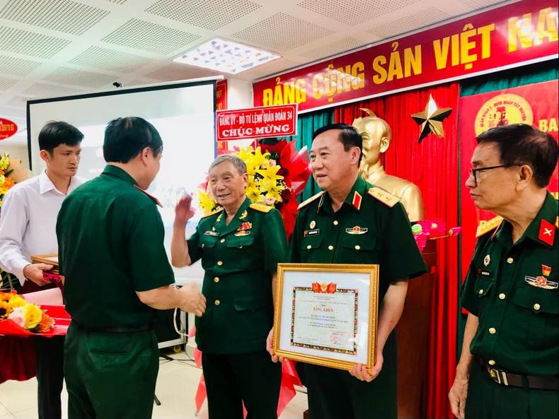 Đại diện Ban liên lạc trao Bằng khen cho các tập thể, cá nhân có nhiều đóng góp 6a.jpg