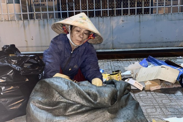 Nửa đêm bà Vân mới đi nhặt ve chai, phế liệu vì ban ngày “không thể cạnh tranh với người khác”. Ảnh Minh Hiền 2pho.jpg