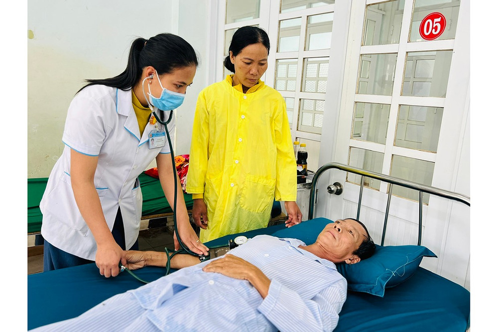 Chị Lê Thị Hoa-Điều dưỡng Trưởng khoa Khám cấp cứu (Bệnh viện Tâm thần kinh tỉnh) chăm sóc bệnh nhân. Ảnh: Đ.Y tham-lang-dong-hanh-cung-benh-nhan-tam-tha-bg.jpg