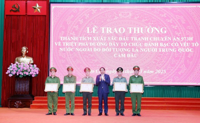 Ông Trịnh Xuân Trường, Bí thư Tỉnh ủy, Chủ tịch UBND tỉnh Lào Cai, trao trưởng cho các đơn vị tham gia chuyên án. Ảnh: Theo Báo Lào Cai Ông Trịnh Xuân Trường, Bí thư Tỉnh ủy, Chủ tịch UBND tỉnh Lào Cai, trao trưởng cho các đơn vị tham gia chuyên án. Ảnh: Theo Báo Lào Cai