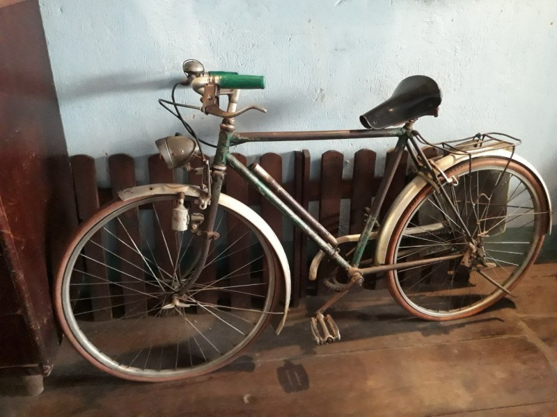 Chiếc xe đạp từng một thời được lực lượng Biệt động Sài Gòn sử dụng trong công tác bí mật được sưu tầm và trưng bày tại Di tích 113A Đặng Dung. 4dauchan.jpg