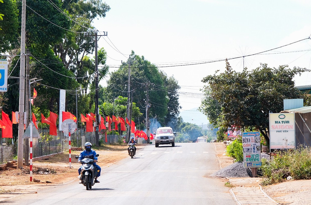 Đường cờ Tổ quốc ở trung tâm xã Ia Nan, huyện Đức Cơ. Ảnh: M.C 3tduong-co-to-quoc-o-trung-tam-xa-ia-nan-huyen-duc-co.jpg