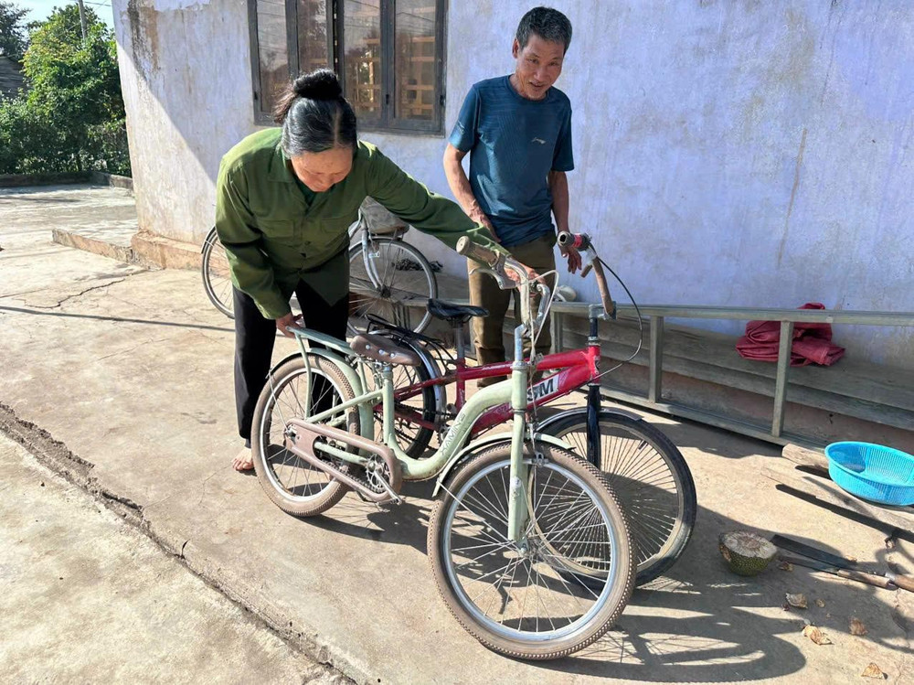 2 chiếc xe đạp cũ của 3 cháu bé đạp xe đi tìm cha. ẢNH: T.X 2 chiếc xe đạp cũ của 3 cháu bé đạp xe đi tìm cha. ẢNH: T.X