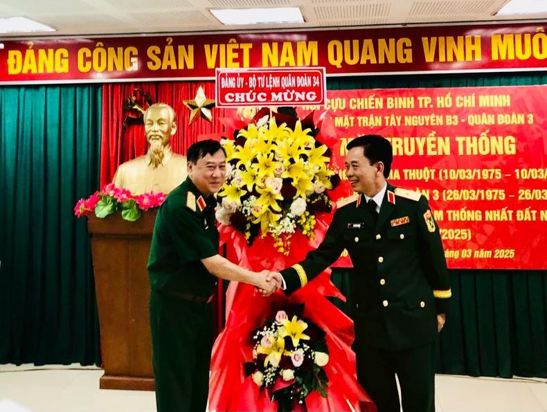 Đại diện Bộ Tư lệnh Quân đoàn 34 tặng lẵng hoa chúc mừng 4a.jpg