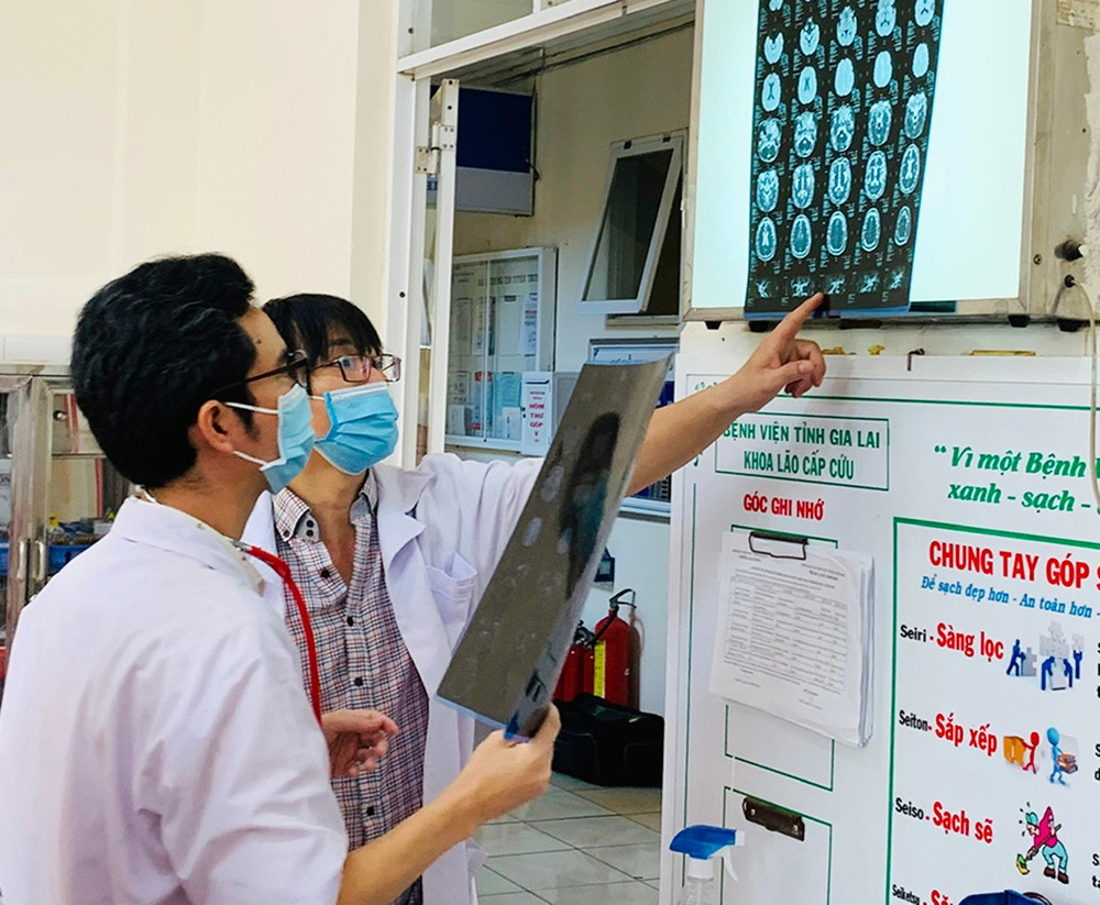 Các bác sĩ rất phấn khởi khi tỉnh Gia Lai ban hành chính sách đãi ngộ, thu hút bác sĩ, đào tạo nguồn nhân lực bác sĩ y tế công lập. Ảnh: Như Nguyện 2n.jpg