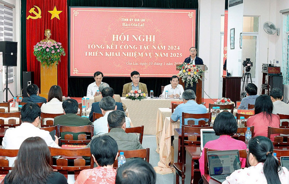 Đồng chí Châu Ngọc Tuấn-Phó Bí thư Thường trực Tỉnh ủy, Trưởng đoàn đại biểu Quốc hội tỉnh Gia Lai phát biểu chỉ đạo tại hội nghị tổng kết công tác năm 2024, triển khai nhiệm vụ năm 2025 do Báo Gia Lai tổ chức chiều 10-1. Ảnh: Đ.T 22dongchi.jpg