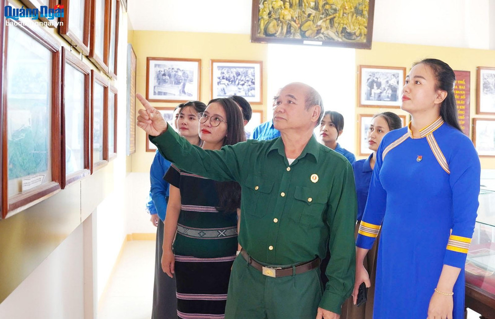 Chủ tịch Hội Cựu chiến binh huyện Ba Tơ Phạm Văn Viên giới thiệu những hình ảnh, tư liệu về Cuộc Khởi nghĩa Ba Tơ. 7a.jpg