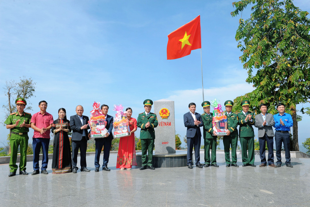 Đồng chí Nguyễn Đức Tuy- Phó Bí thư Tỉnh ủy tặng quà Đồn Biên phòng Cửa khẩu Quốc tế Bờ Y, xã Pờ Y và thôn Tà Ka, xã Pờ Y, huyện Ngọc Hồi. Ảnh: TRẦN VĂN PHÚC 4haokhi.jpg