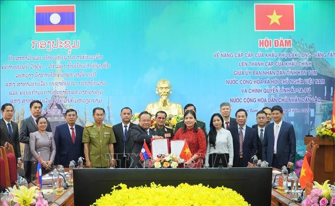 Lãnh đạo UBND tỉnh Kon Tum và chính quyền tỉnh Attapeu ký kết biên bản làm việc. kon-tum-dd.jpg