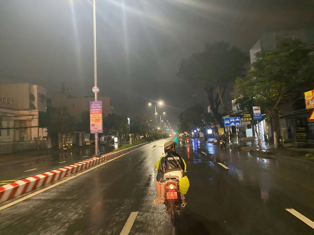 Đà Nẵng sau 0 giờ, cũng là lúc nhiều người mới chính thức bắt đầu guồng quay mưu sinh. Ảnh: Minh Hiền 3phoo.jpg
