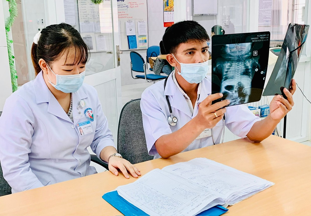 Chính sách đãi ngộ, thu hút và đào tạo nguồn nhân lực bác sĩ tại các cơ sở y tế công lập sẽ tạo động lực để bác sĩ tiếp tục nỗ lực cống hiến, thực hiện tốt nhiệm vụ chăm sóc sức khỏe người dân. Ảnh: Như Nguyện 2nn.jpg