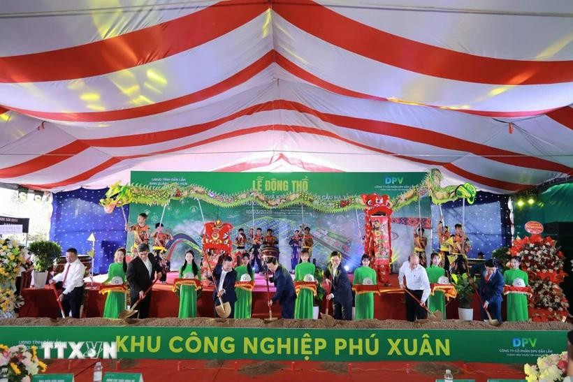 Các đại biểu thực hiện nghi thức động thổ tại Lễ khởi công. (Ảnh: TTXVN phát) pho-thu-tuong.jpg