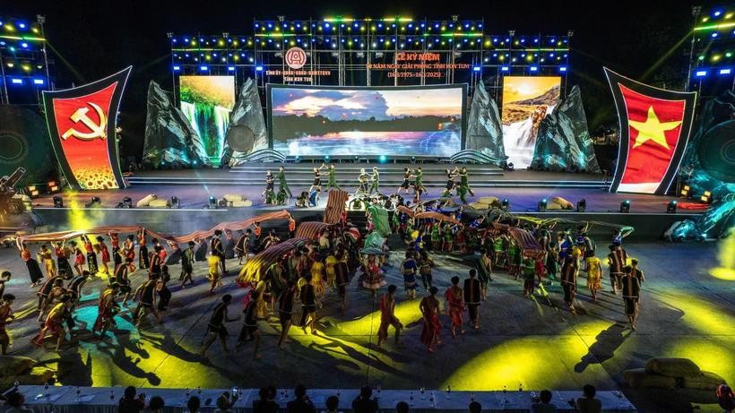 Màn biểu diễn nghệ thuật với chủ đề "Bình minh Kon Tum" tại Lễ kỷ niệm. Ảnh: Khoa Chương/TTXVN kon-tum-dd.jpg