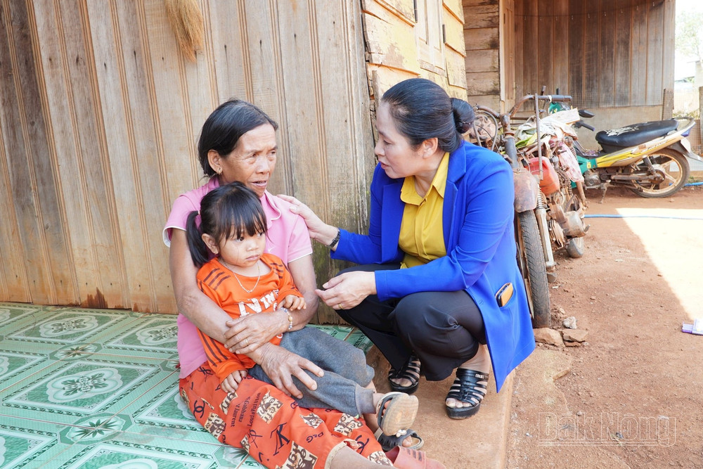 Trong quá trình công tác, đồng chí Võ Thị Thanh Xuân (bên phải) luôn hoàn thành tốt vai trò của người cán bộ, đảng viên cb.jpg